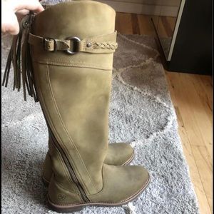 Brand New - Ariat Boots - 8 slim - Waterproof